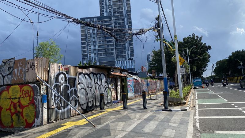 Jakarta Tertibkan Kabel Menjuntai di Trotoar Tebet